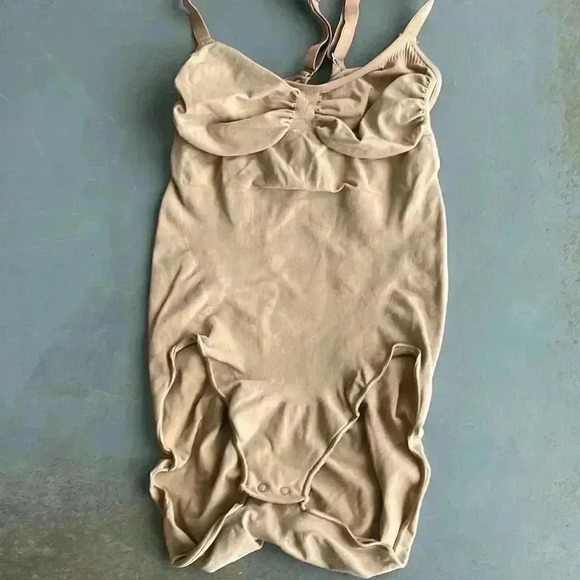 SKIMS Adjustable Straps Sculpting Seamless Brief Snaps Bodysuit - Picture 4 of 9